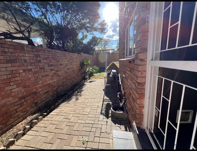 4 BEDROOM TOWNHOUSE FOR SALE IN SUNDOWNER